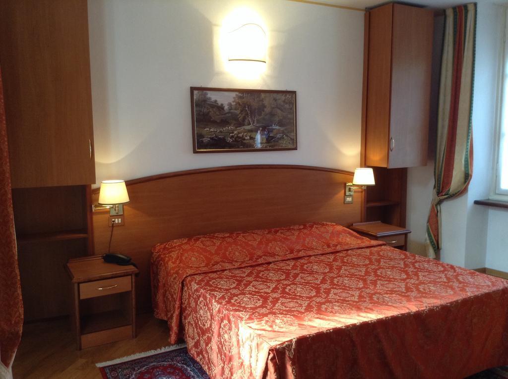 Hotel Saini Stresa Room photo